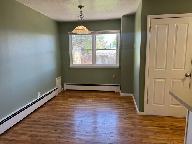 Building Photo - 3Bed 1Bath Ground Floor Unit Near Campus!!!!!