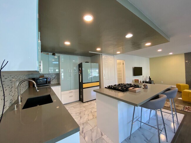 Building Photo - Stunning 3-bedroom, 2-bathroom coastal condo with Modern Custom Upgrades!