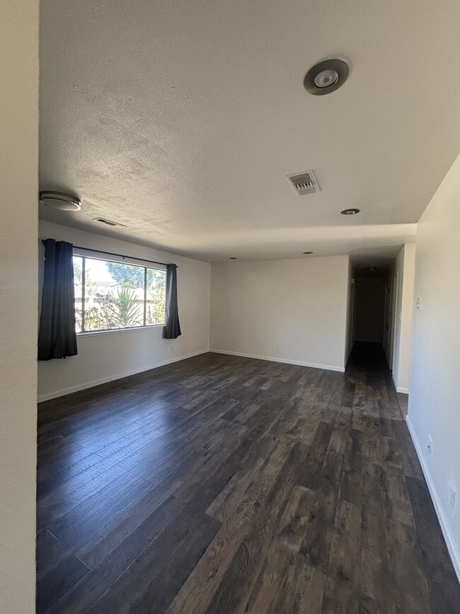 Building Photo - 2220 Jeanine Dr