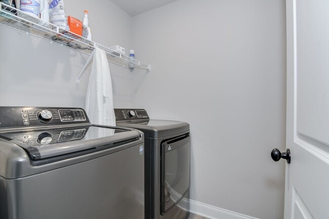 Building Photo - 4 Bedroom 2 Bathroom Two Story Home