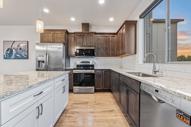 Building Photo - Boise Bench 3bd/2bd Townhome with VIEWS of...