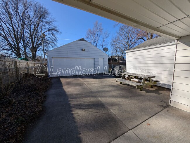 Building Photo - Well-Maintained 3 Bedroom Ranch with Fenced Yard and 2.5 Car Garage