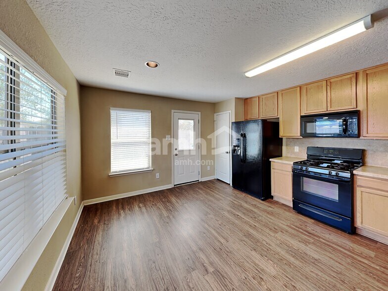 Building Photo - 3030 Legends York Dr