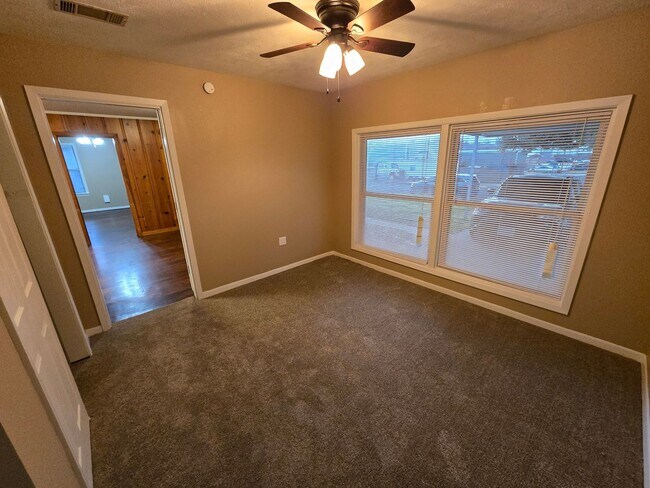 Building Photo - Bryan - 4 bedroom / 2 bath / fenced in bac...