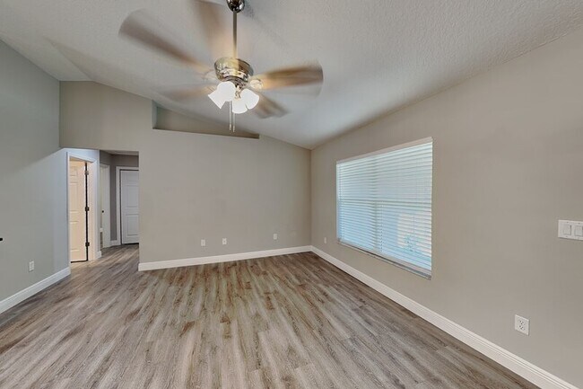 Building Photo - 7961 N Primrose Dr