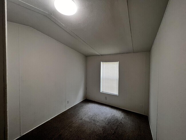 Building Photo - 220 Six Pines Rd