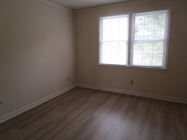 Building Photo - 111 Willow Dr
