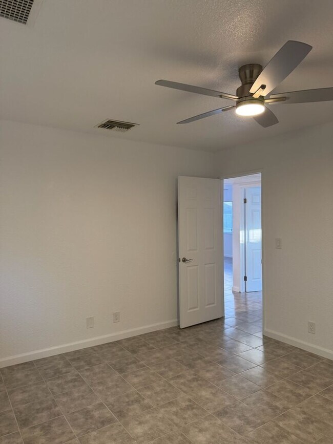 Building Photo - 204 W Robertson Rd