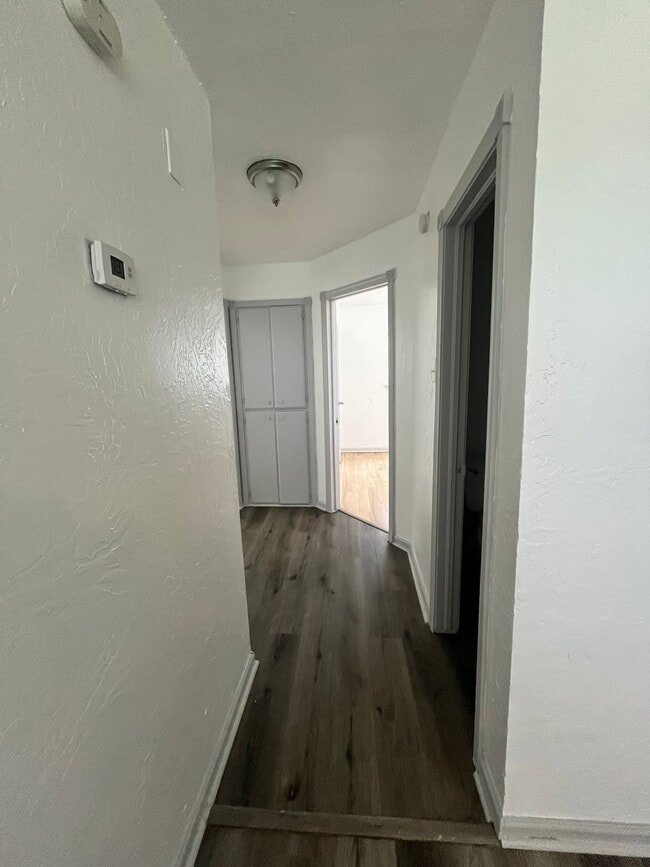 Building Photo - 1413 NW Ozmun Ave