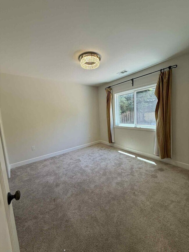 Building Photo - Redwood City Hillside Retreat – 4BR, 3BA w...