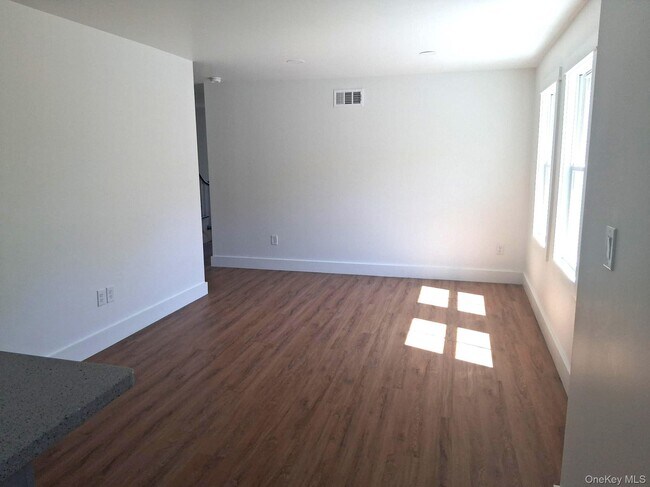 Building Photo - 11 Cedar St