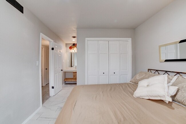 Building Photo - Fully furnished condo unit - all bills paid