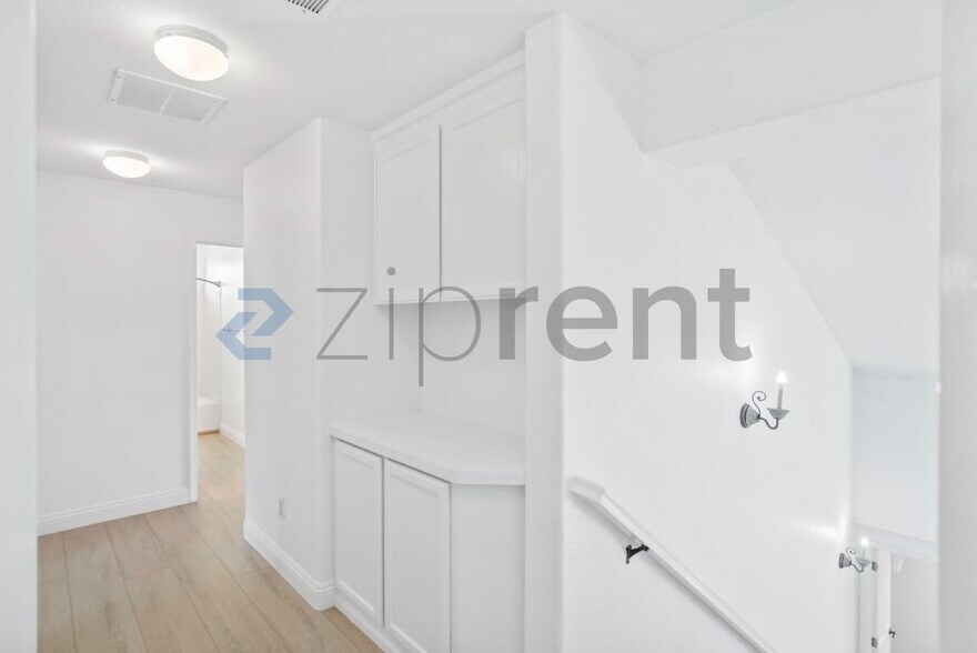 Building Photo - Unit