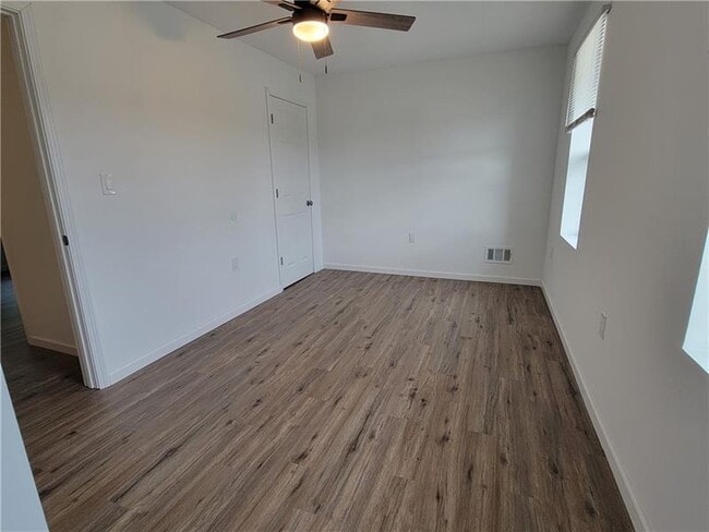 Building Photo - 518 5th Ave