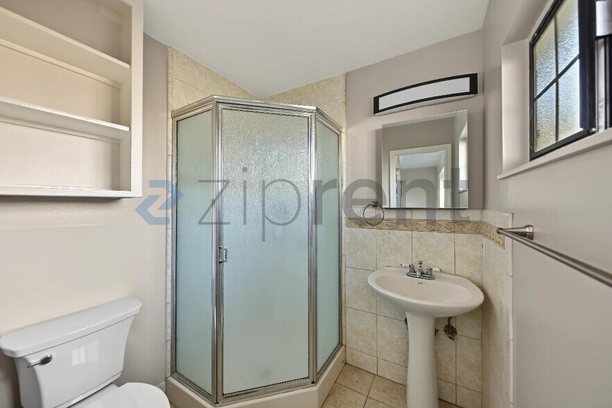Building Photo - Unit 1