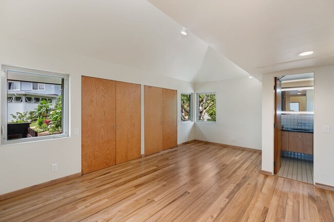 Building Photo - Lovely 2/2 Makiki Heights Home - Utilities...