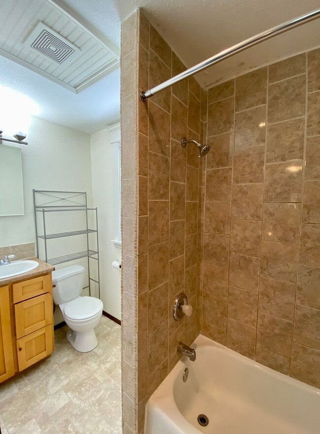 Building Photo - $2,200 - 4 Bed / 3 Bath Beautiful Home in ...