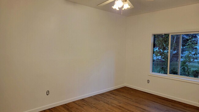 Building Photo - Freshly renovated, bright, and spacious, o...