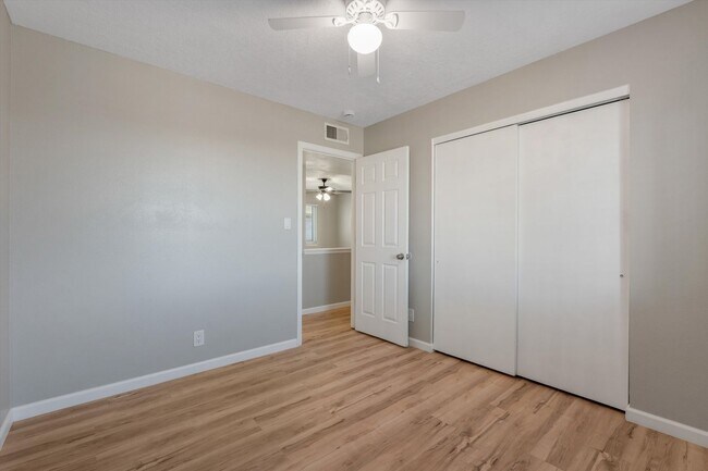 Building Photo - For Rent with Move-in Special ($1,200 off Base Rent ) | 3 Beds 2 Bath | 2 Car Garage |  NE Height...