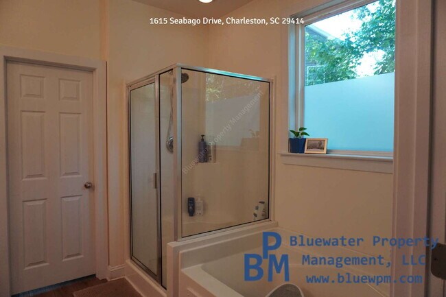Building Photo - Charming 3-Bed Oasis with Granite Touches & Hardwood Flooring in Charleston!
