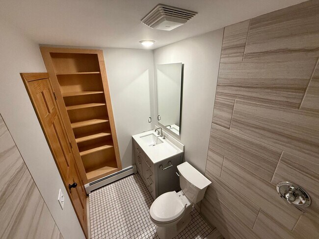 Building Photo - 916 1st St SE