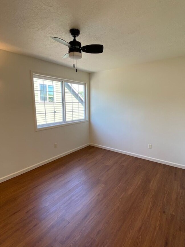 Building Photo - 2bd 1ba Updated Camas Townhome w/ 1214 sq ft!