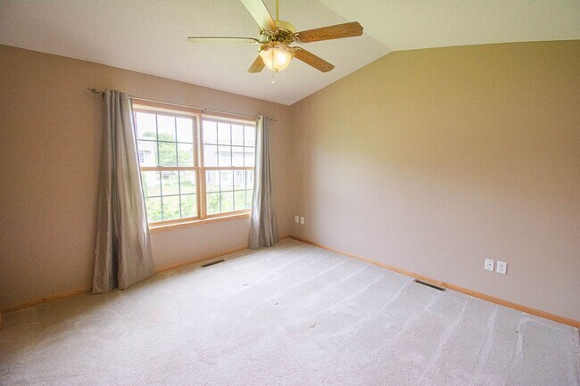 Building Photo - Townhome in Quiet NW Rochester Neighborhood!