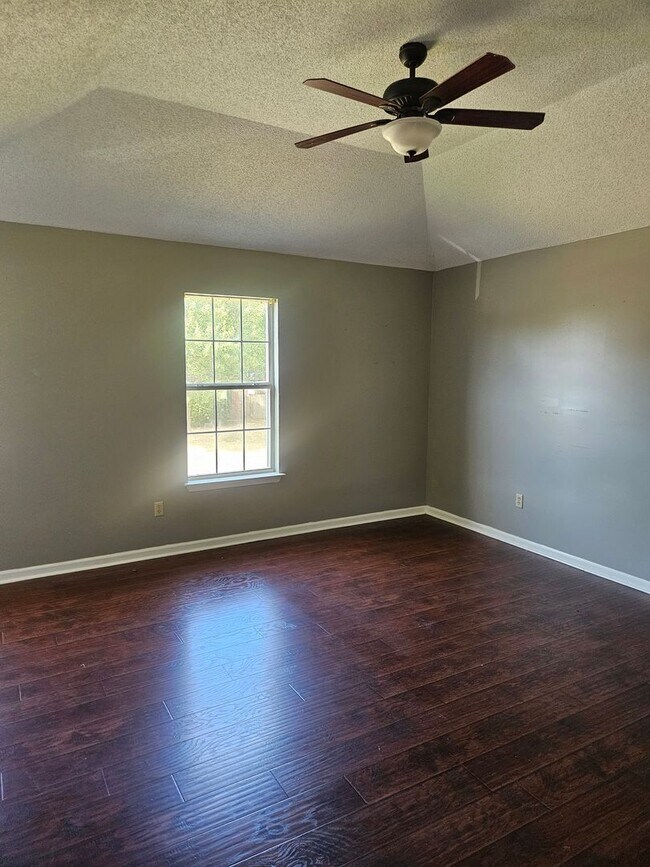 Building Photo - Available Now! MOVE IN SPECIAL HALF OFF FI...