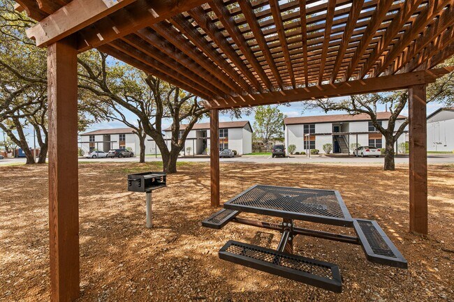Building Photo - Your Charming 2/1 Apartment in Waxahachie ...