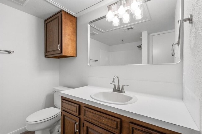 Building Photo - 80 Lakeview Village