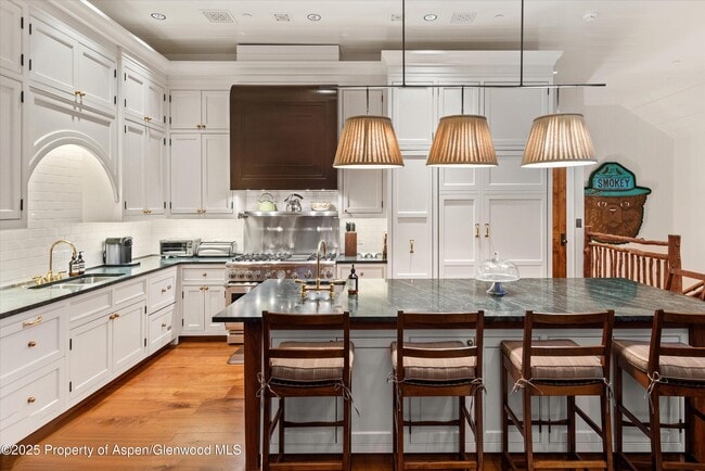 Building Photo - 304 S Garmisch St