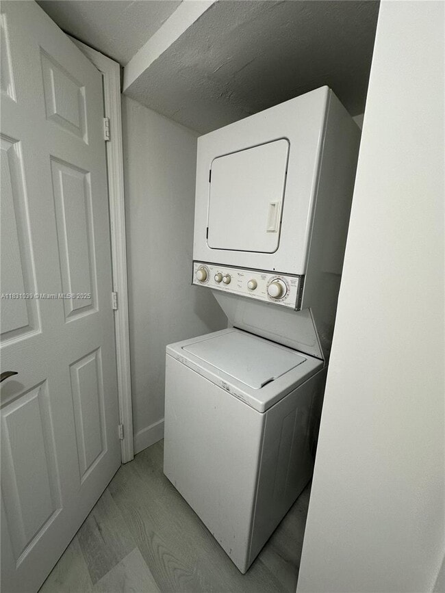 Building Photo - 4174 Inverrary Dr