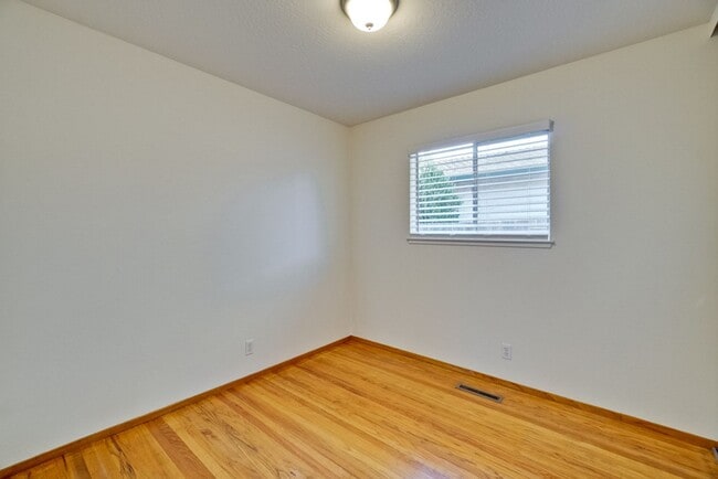 Building Photo - 1109 White Cliff Dr