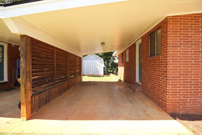 Building Photo - Beautiful 2 Bedroom, 1 Bath home is West Raleigh!  Pet Friendly
