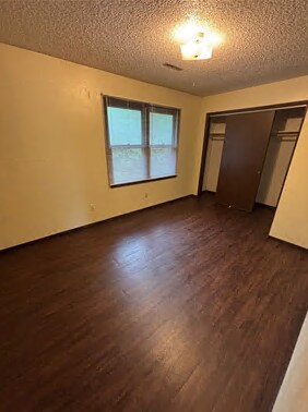 Building Photo - 1461 Valley View Dr