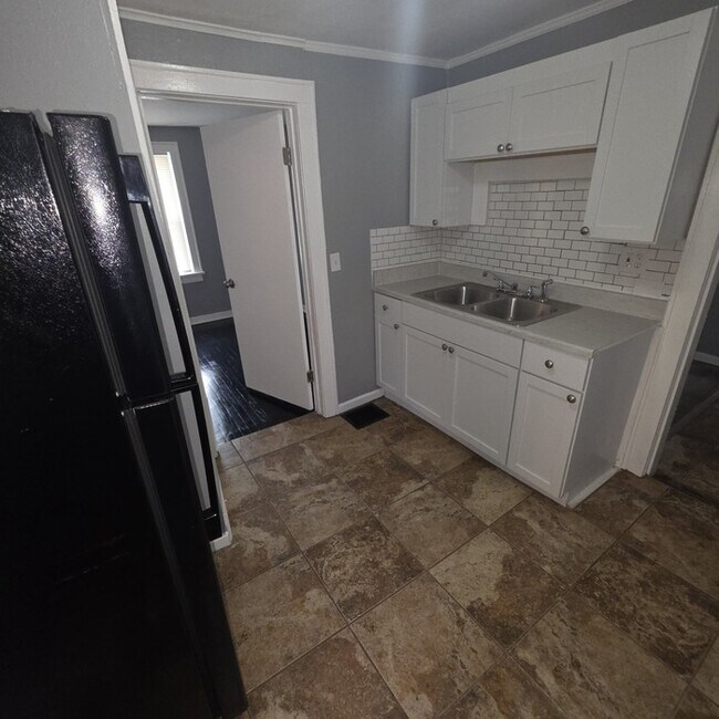 Building Photo - Cozy 3 bedrooms and 1 full bath home located on S Willow Ave in Independence, MO