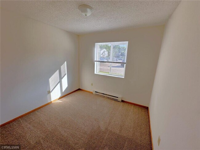 Building Photo - 560-580 Spring St