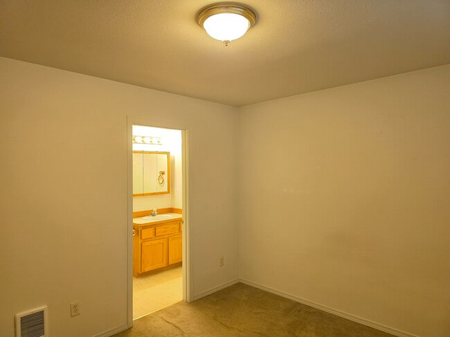 Building Photo - 931 NE Hidden Valley Dr