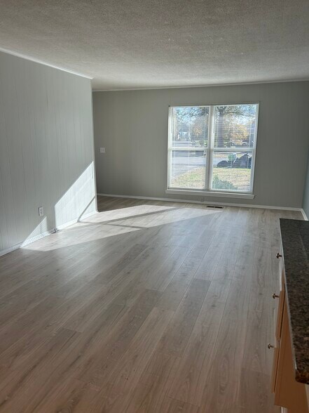 Building Photo - 33 Phillips Dr