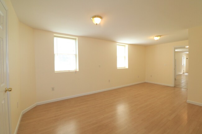 Building Photo - 5 BD + 3.5 Bath Bright & Beautiful Colonia...
