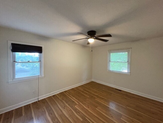 Building Photo - Spacious 4 Bed 2.5 bath Home Close to Fort...