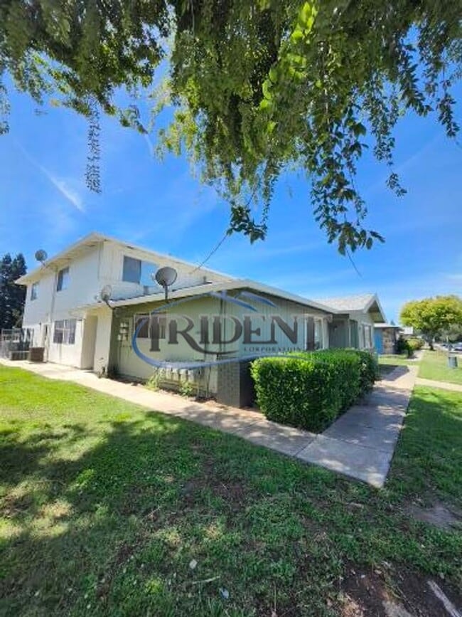 Building Photo - This is a cute 2 bedroom, 1 ½ bath townhouse.