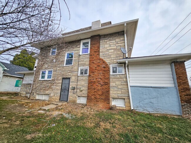 Building Photo - 4831 E Washington St
