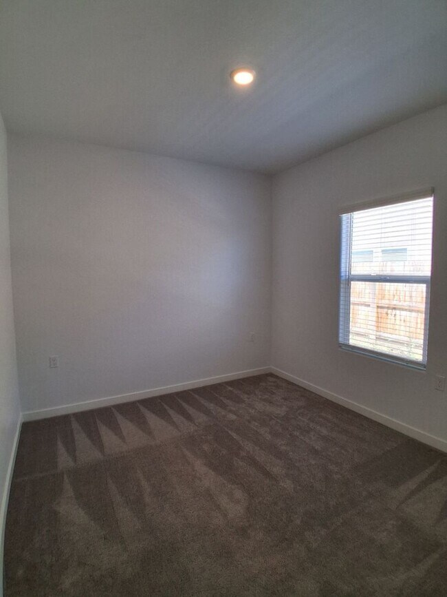 Building Photo - Beautifully Built Home! 3 bed, 2 bath