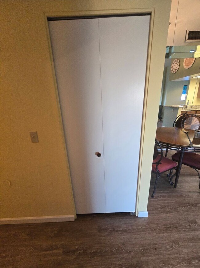 Building Photo - Beautiful 2 bedroom, 2 bath Condo available