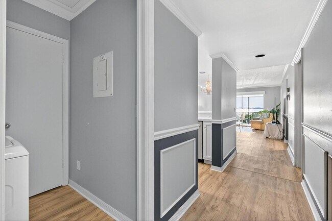 Building Photo - 390 NE Edgewater Dr