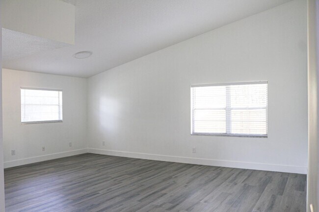 Building Photo - 2958 Bermuda Ave S