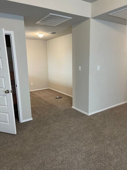 Building Photo - 331 Saddle Leaf