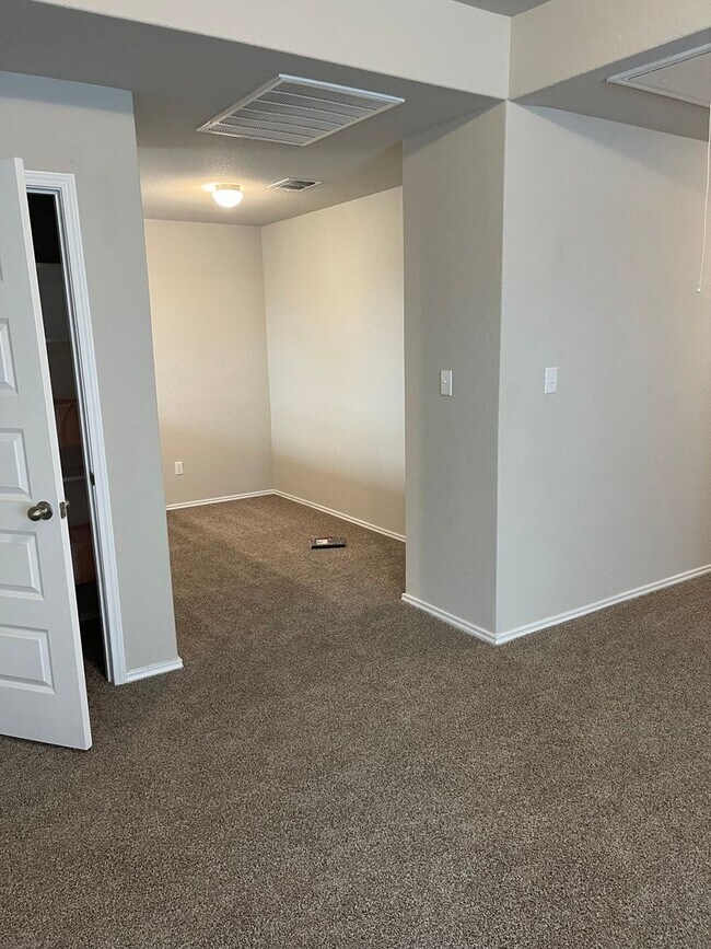 Building Photo - 5 Bedroom House in Cibolo
