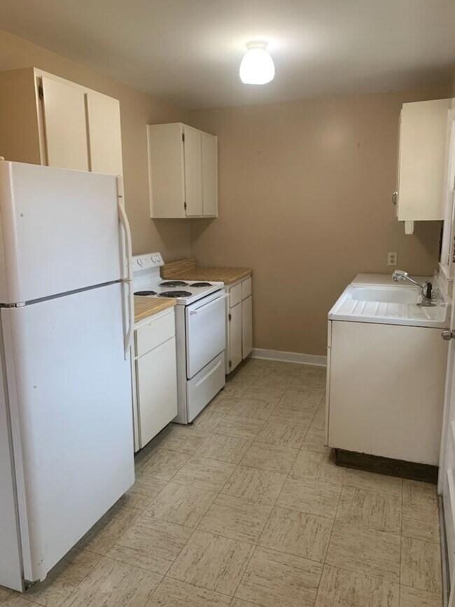 Building Photo - Cozy and Affordable 1-Bedroom Apartment